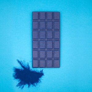 Raw vegan blue spirulina chocolate no milk, gluten free, dairy free, without sugar, without preservatives, naturally sweetened